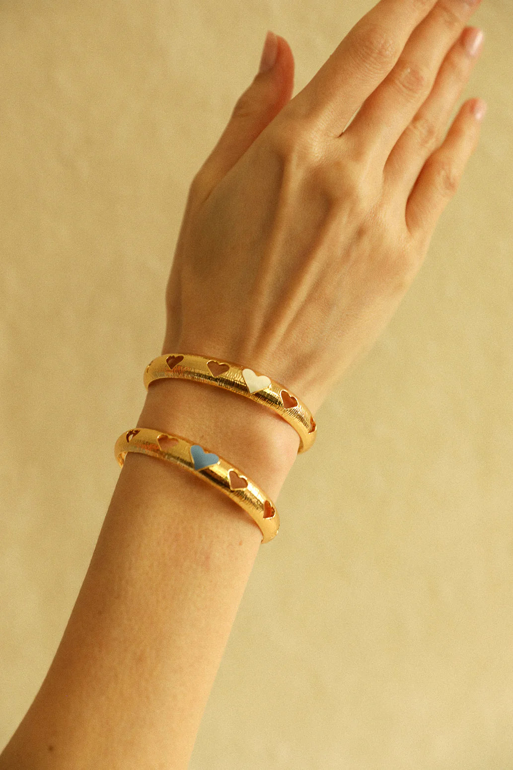 Bracelet BAM blanc dore coeur bijou femme manchette fine