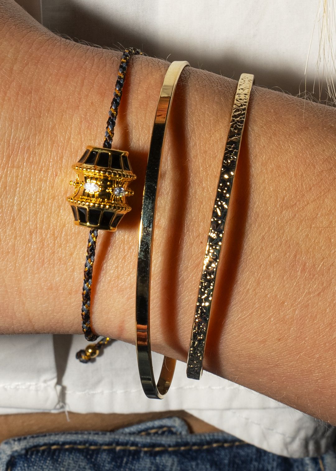 Détail du talisman doré du bracelet Black Talisman Mya Bay