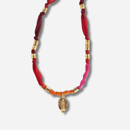 Bracelet Collier Arone Madone Sunset Amadrina en soie colorée avec médaille Madone et acier doré à l'or fin 18K