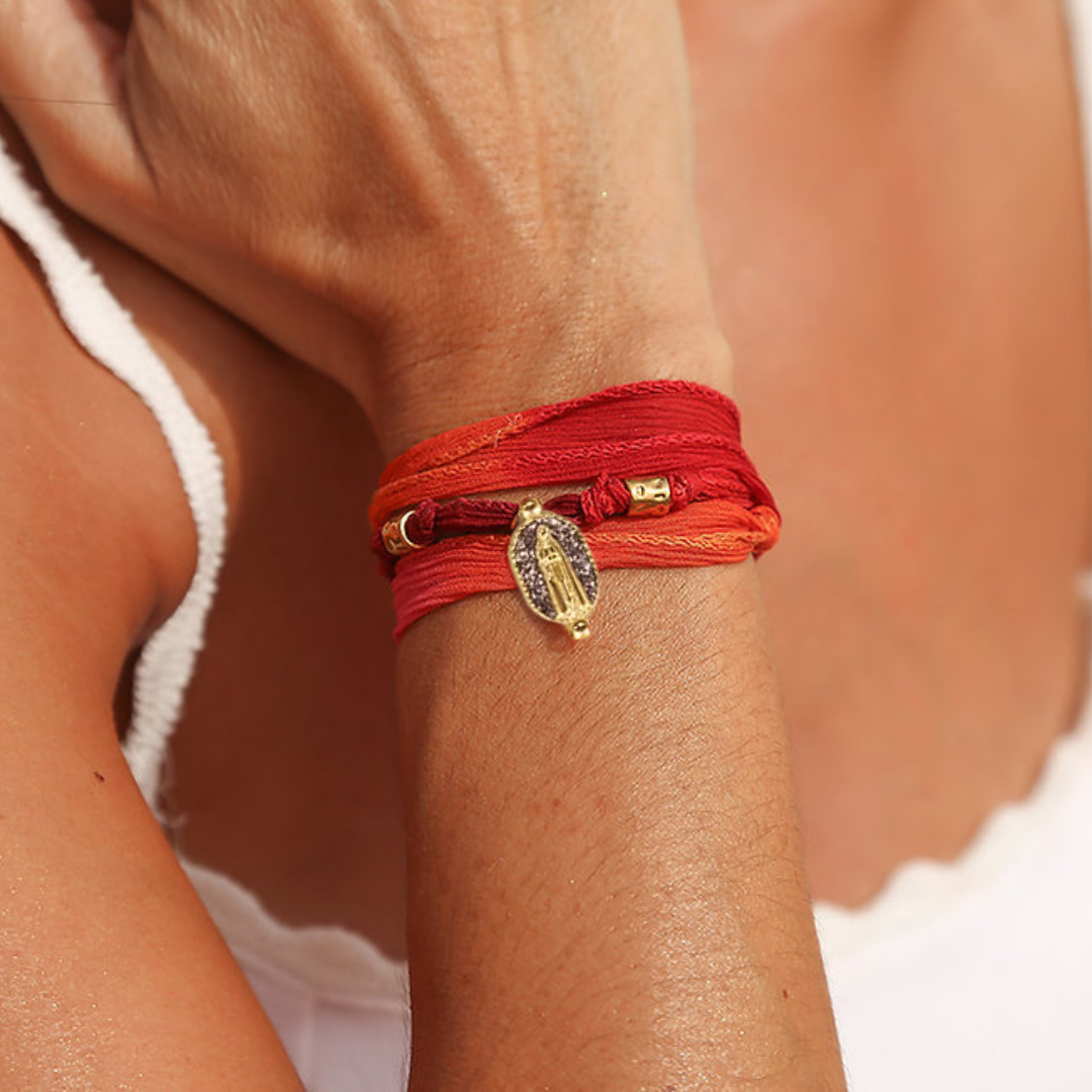 Bracelet Collier Arone Madone Sunset Amadrina en soie colorée avec médaille Madone et acier doré à l'or fin 18K