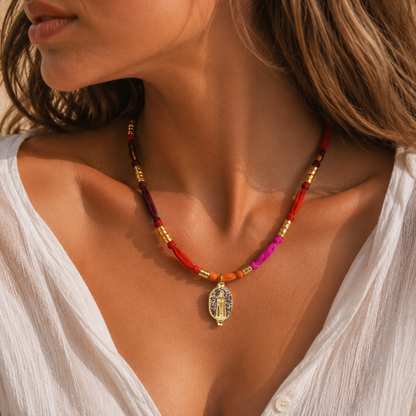 Bracelet Collier Arone Madone Sunset Amadrina en soie colorée avec médaille Madone et acier doré à l'or fin 18K