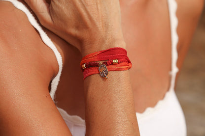Bracelet collier Arone Palmier Sunset Amadrina en soie multicolore avec palmier doré, pavage de paillettes argentées et acier doré 18K