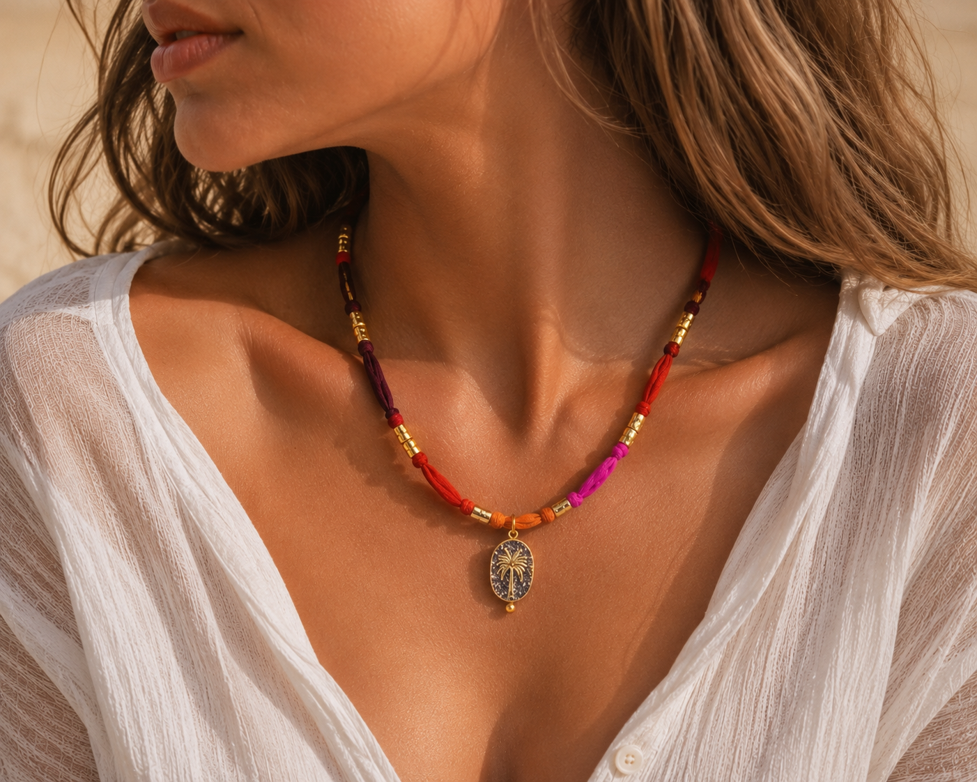 Bracelet collier Arone Palmier Sunset Amadrina en soie multicolore avec palmier doré, pavage de paillettes argentées et acier doré 18K