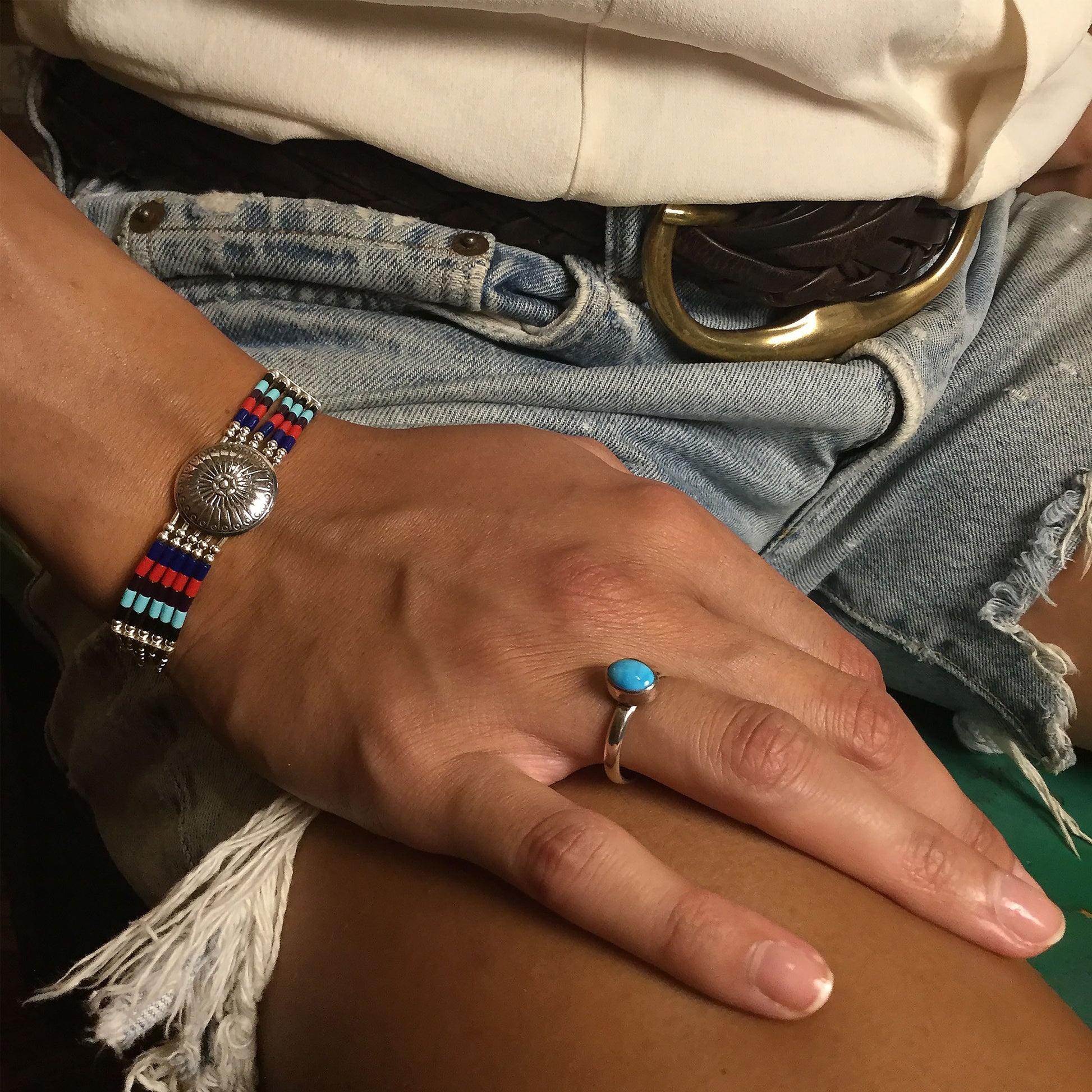 Bracelet Concho Cinq Rangs Multipierres B310 Harpo avec concho centrale en argent massif et perles Heishi multicolores fabriqué à la main aux États-Unis.