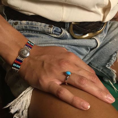 Bracelet Concho Cinq Rangs Multipierres B310 Harpo avec concho centrale en argent massif et perles Heishi multicolores fabriqué à la main aux États-Unis.
