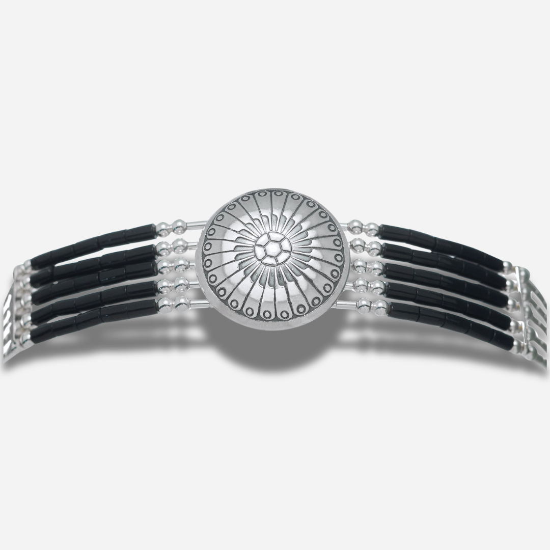 Bracelet Concho Cinq Rangs Onyx Noir B310 Harpo avec concho centrale en argent massif et perles Heishi en onyx noir fabriqué à la main aux États-Unis.