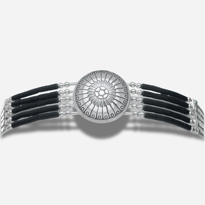 Bracelet Concho Cinq Rangs Onyx Noir B310 Harpo avec concho centrale en argent massif et perles Heishi en onyx noir fabriqué à la main aux États-Unis.