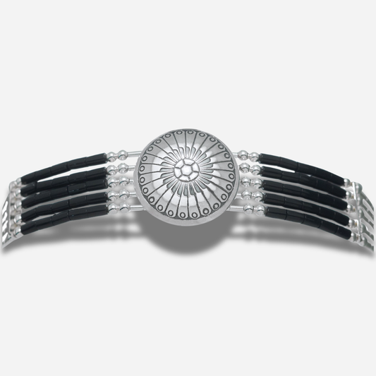 Bracelet Concho Cinq Rangs Onyx Noir B310 Harpo avec concho centrale en argent massif et perles Heishi en onyx noir fabriqué à la main aux États-Unis.
