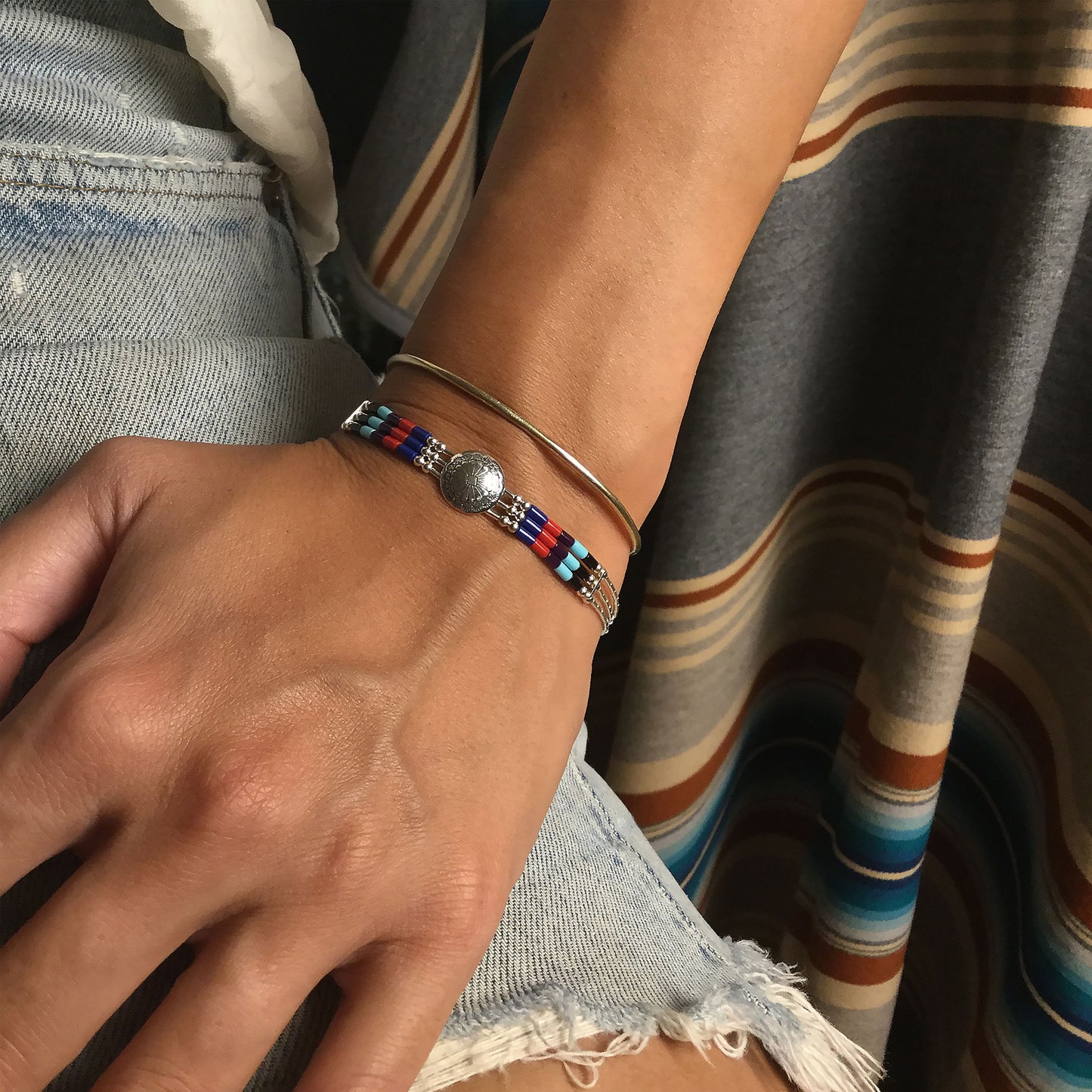 Bracelet Concho Trois Rangs Multipierres B336 Harpo avec concho florale en argent massif et perles Heishi multicolores fabriqué à la main aux États-Unis.