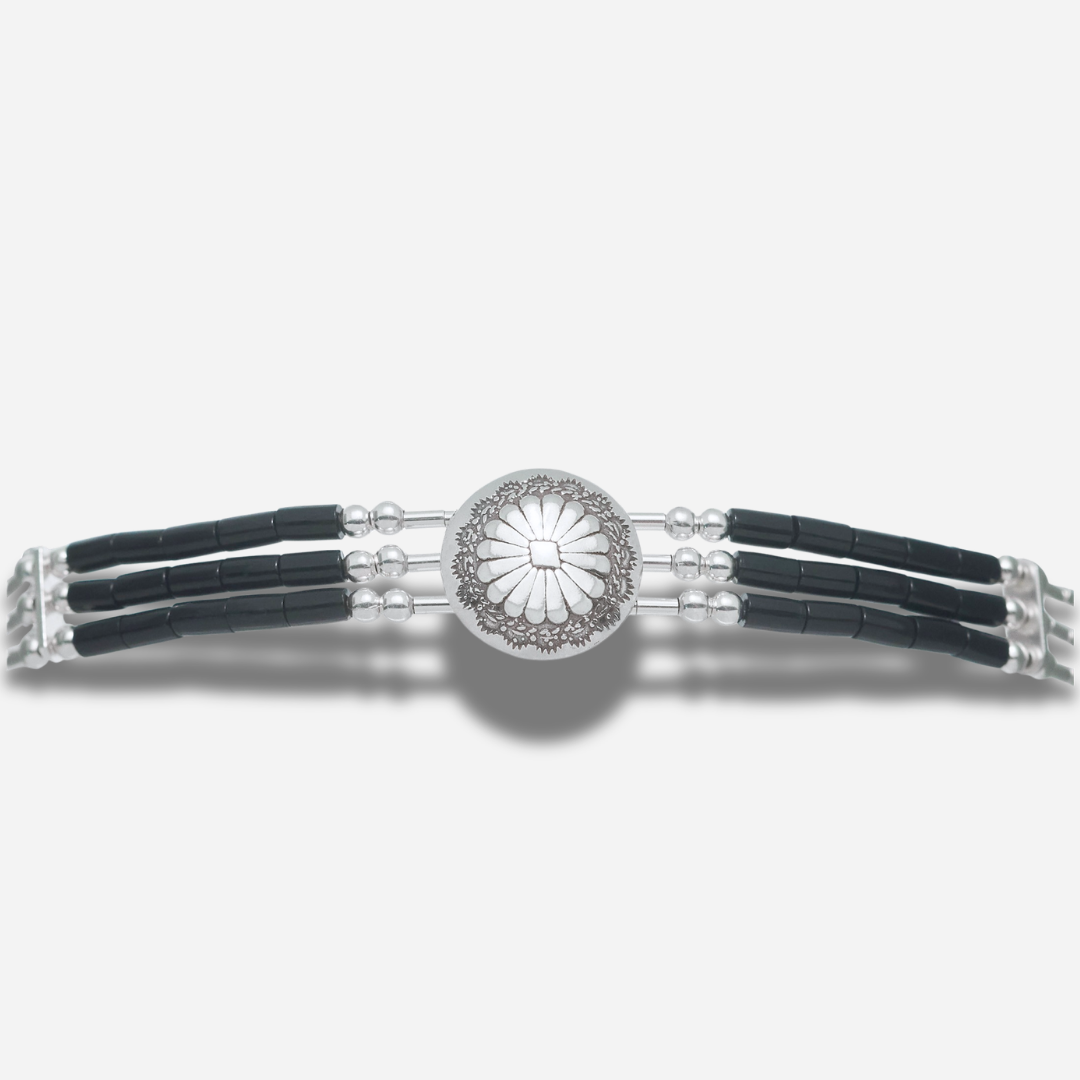 Bracelet Concho Trois Rangs Onyx Noir B336 Harpo avec concho florale en argent massif et perles Heishi en onyx noir fabriqué à la main aux États-Unis.
