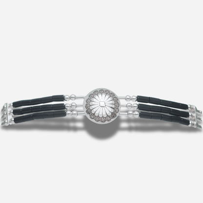 Bracelet Concho Trois Rangs Onyx Noir B336 Harpo avec concho florale en argent massif et perles Heishi en onyx noir fabriqué à la main aux États-Unis.