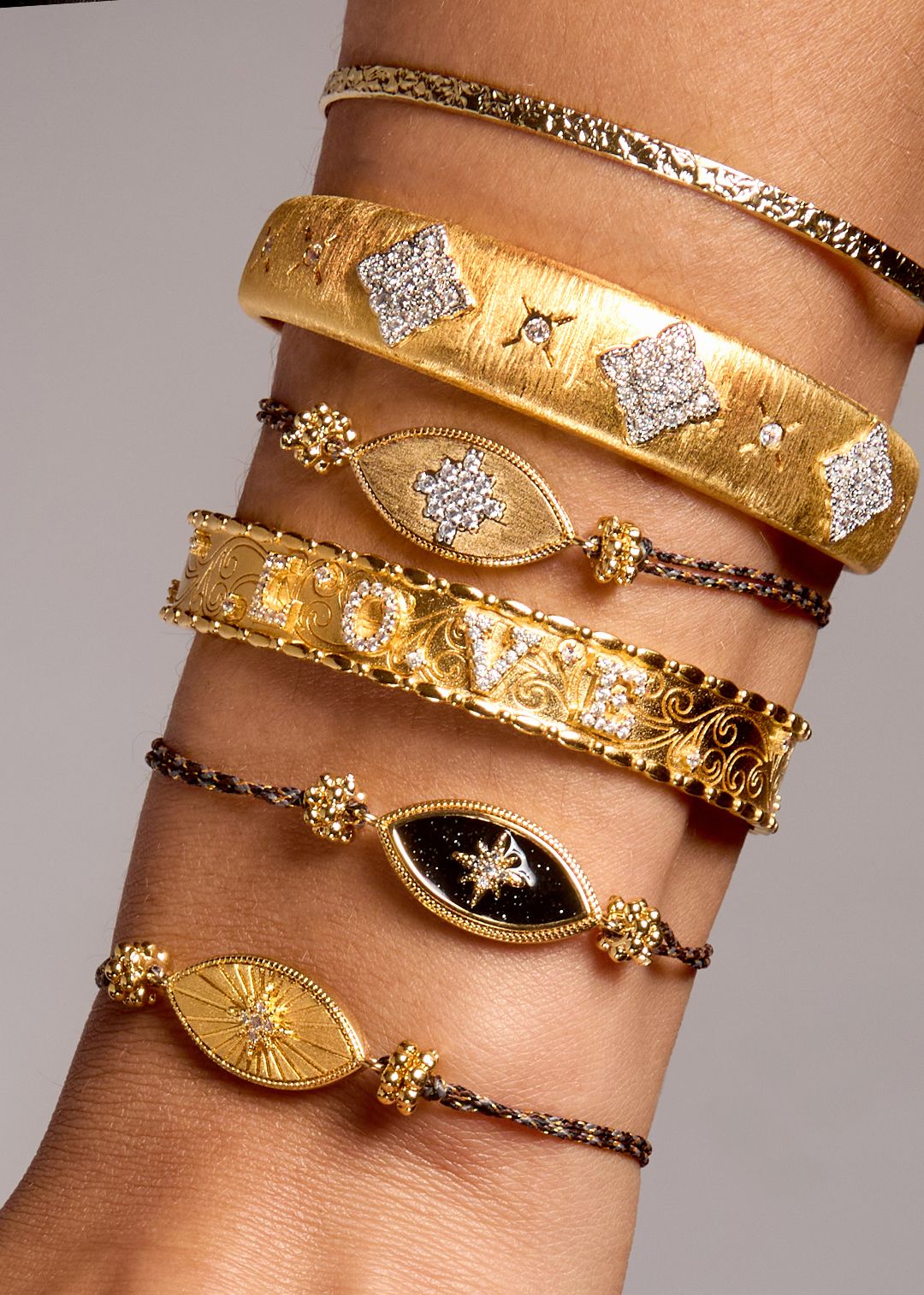 Bracelet Diwali Iris Mya Bay en accumulation avec bracelets dorés