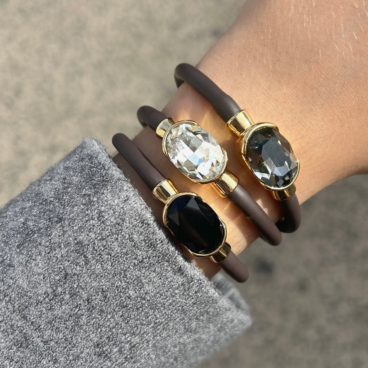 Bracelet Gala Noir avec cristal ovale facetté noir, monture dorée et bracelet marron