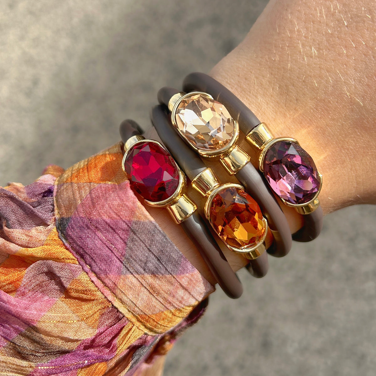Bracelet Gala Prune avec cristal ovale facetté prune, monture dorée et bracelet marron