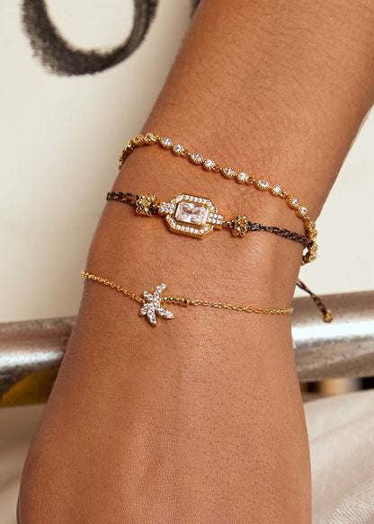 Bracelet Gold Shiny Art Deco Mya Bay en accumulation avec bijoux dorés