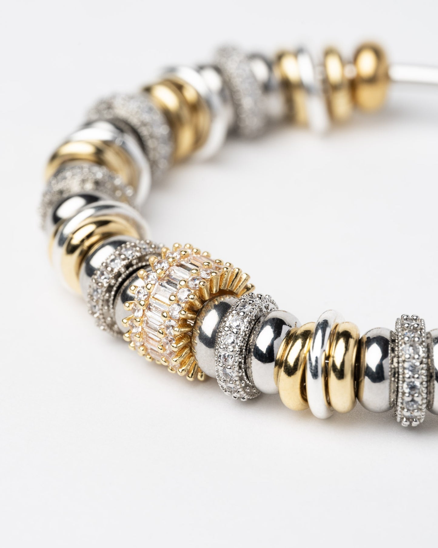 Bracelet jonc Sigal Luma bicolore or et argent avec anneaux sertis d'oxydes de zirconium, bijou chic et élégant.