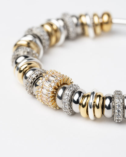 Bracelet jonc Sigal Luma bicolore or et argent avec anneaux sertis d'oxydes de zirconium, bijou chic et élégant.