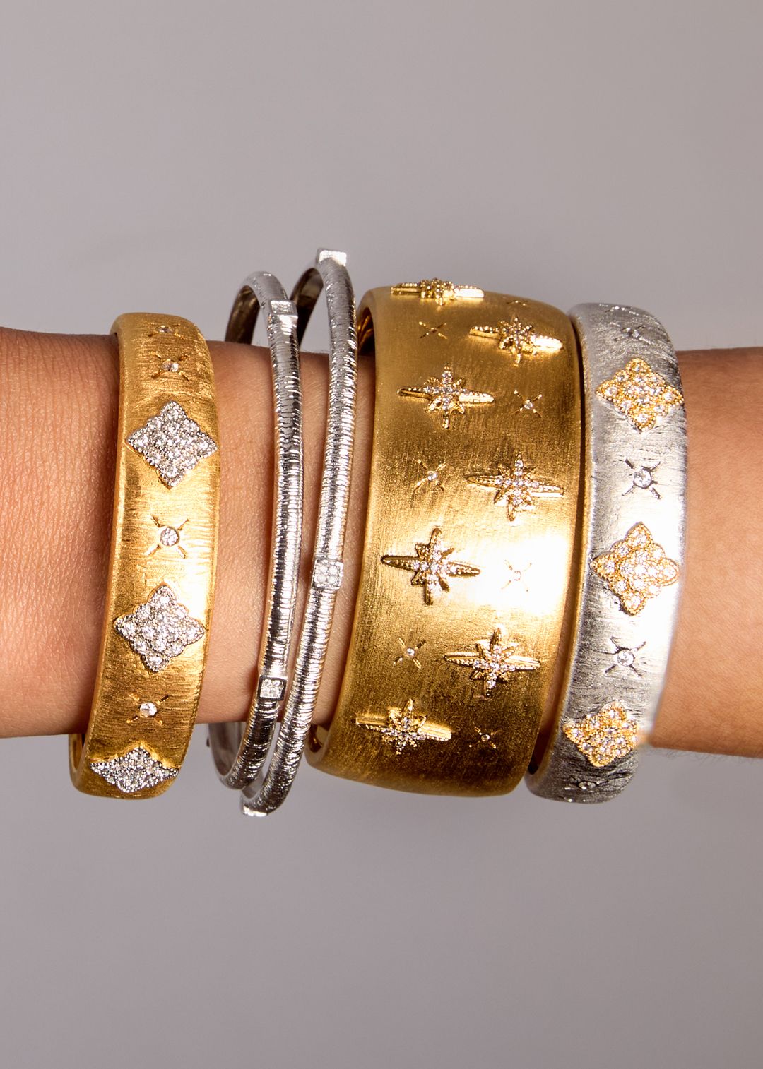 Bracelet jonc Mira Cuff Mya Bay porté au poignet
