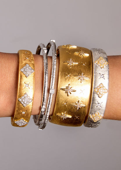 Bracelet jonc Mira Cuff Mya Bay porté au poignet