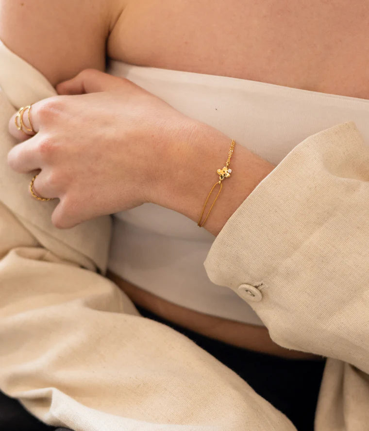 Bracelet Lyric ZAG en acier inoxydable doré avec trèfle nacré et cordon beige