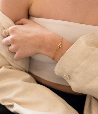 Bracelet Lyric ZAG en acier inoxydable doré avec trèfle nacré et cordon beige