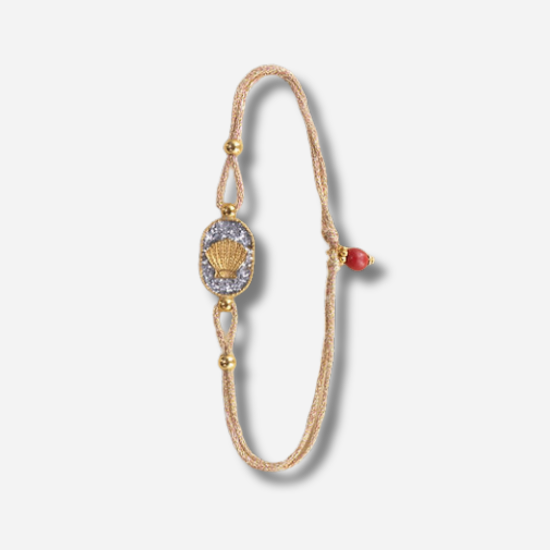 Bracelet Nonza Coquillage Argenté Amadrina sur cordon réglable avec coquillage doré, pavage de paillettes argentées et perle de corail naturelle