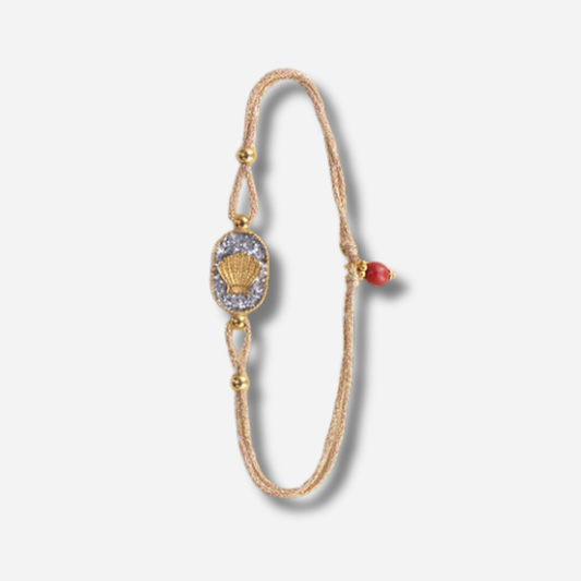Bracelet Nonza Coquillage Argenté Amadrina sur cordon réglable avec coquillage doré, pavage de paillettes argentées et perle de corail naturelle