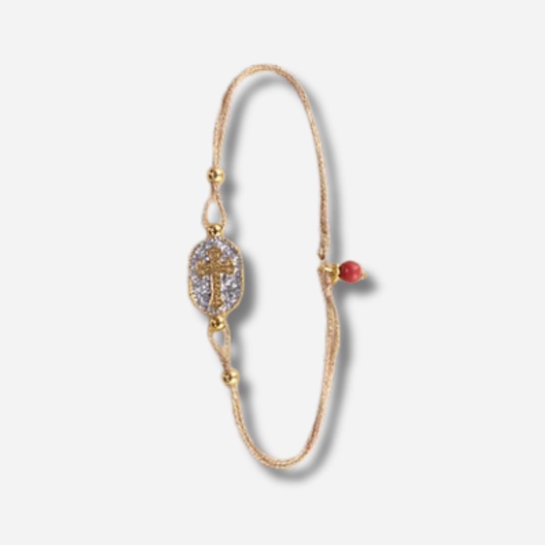 Bracelet Nonza Croix Argent Amadrina sur cordon réglable avec croix dorée, pavage de paillettes argentées et perle de corail naturelle