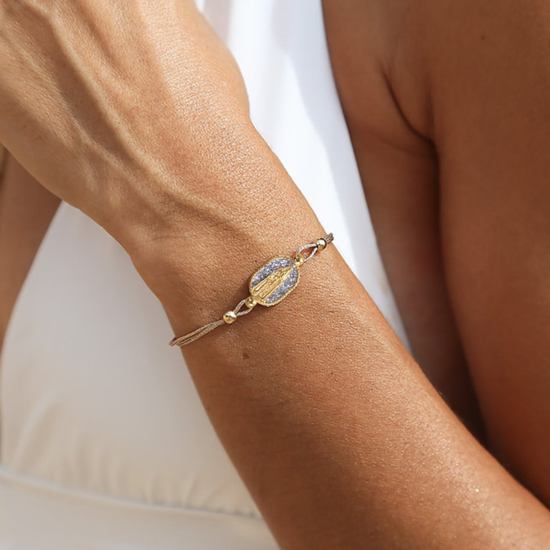 Bracelet Nonza Madone Argent Amadrina sur cordon réglable avec Madone dorée, pavage de paillettes argentées et perle de corail naturelle