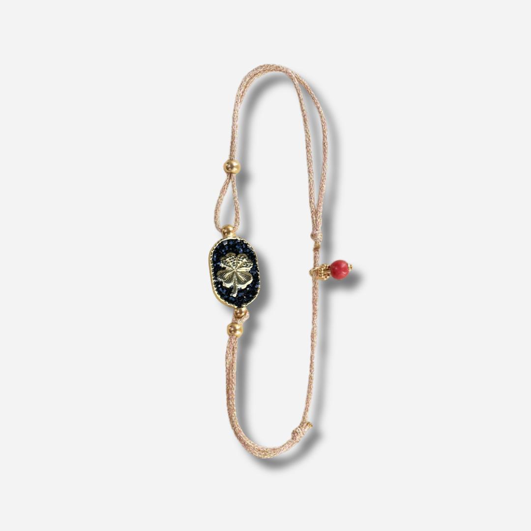Bracelet Nonza Trèfle Noir Amadrina Corse avec médaillon noir pailleté et trèfle doré
