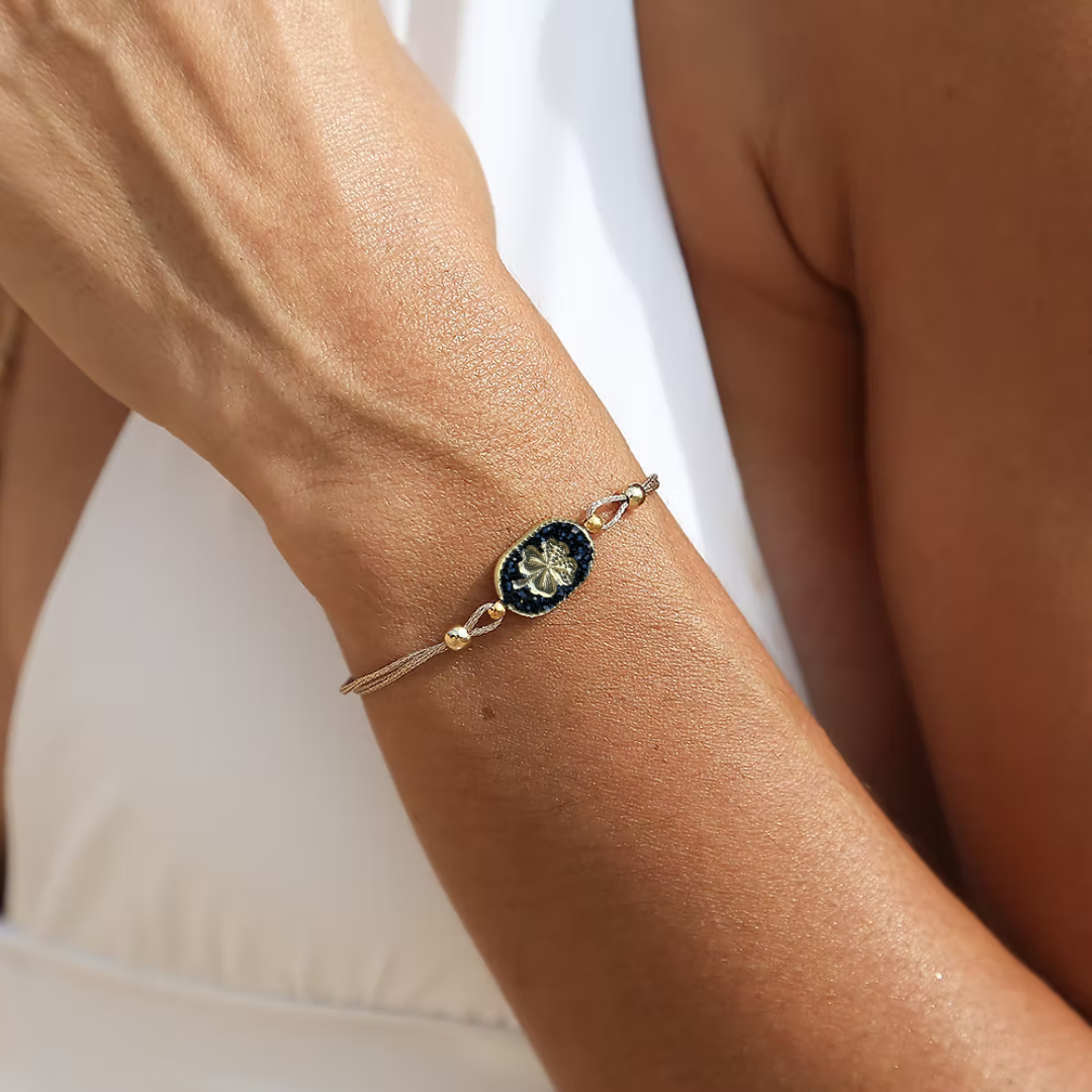Bracelet Nonza Trèfle Noir Amadrina Corse avec médaillon noir pailleté et trèfle doré
