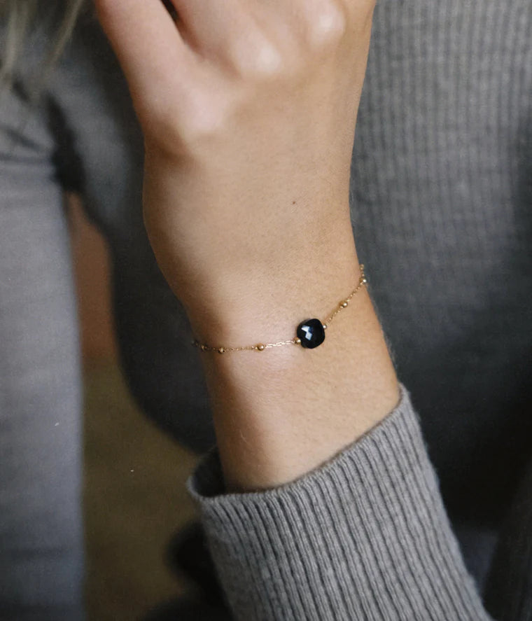 Bracelet Pablo ZAG en acier doré avec perles dorées et pierre noire facettée