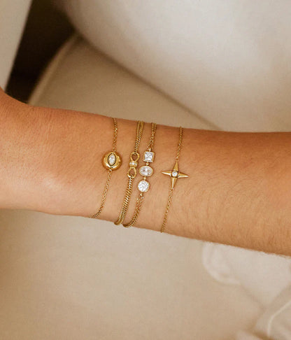 Bracelet Pardu ZAG en acier inoxydable doré avec trois zirconiums de formes variées