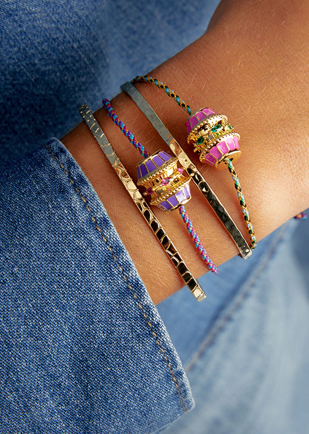 Bracelet Purple Talisman Mya Bay porté en accumulation