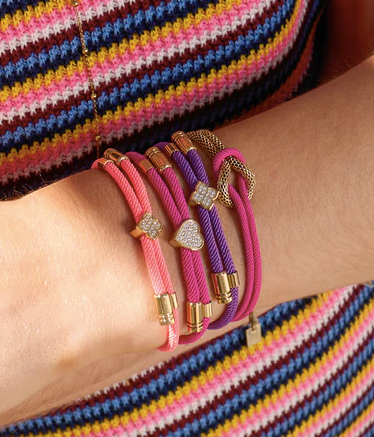 Bracelet Rezza ZAG en acier inoxydable doré avec motif trèfle serti de zirconiums et cordon coloré