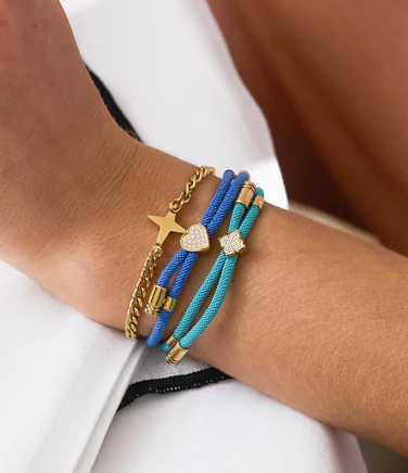 Bracelet Rezza ZAG en acier inoxydable doré avec motif trèfle serti de zirconiums et cordon coloré