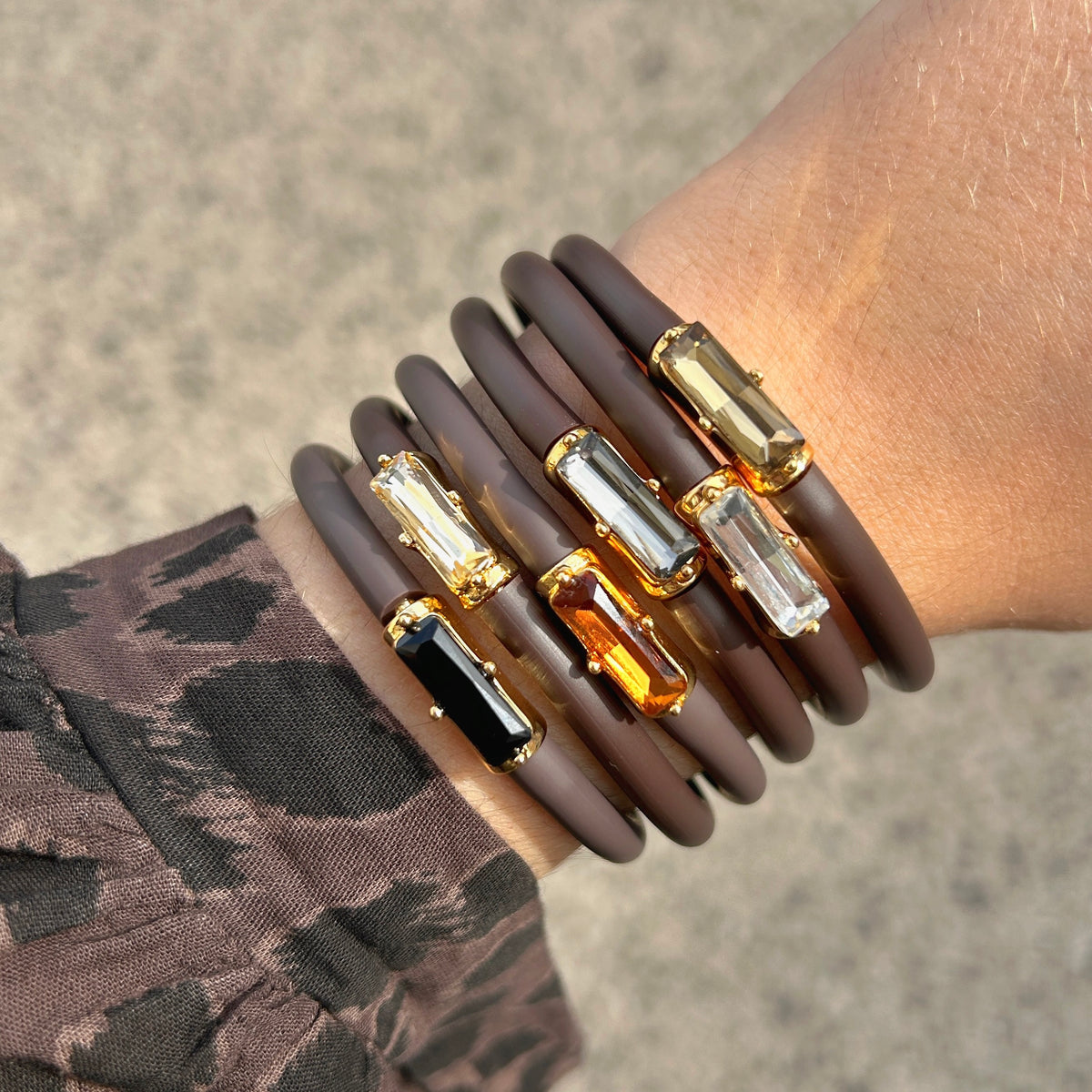 Bracelet Riva Marron avec cristal rectangulaire facetté marron, monture dorée et bracelet marron