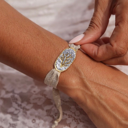 Bracelet Saleccia Corail Argent Amadrina sur ruban réglable avec corail doré, pavage de paillettes argentées et perle de corail naturelle