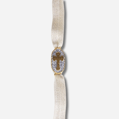 Bracelet Saleccia Croix Argent Amadrina sur ruban réglable avec croix dorée, pavage de paillettes argentées et perle de corail naturelle