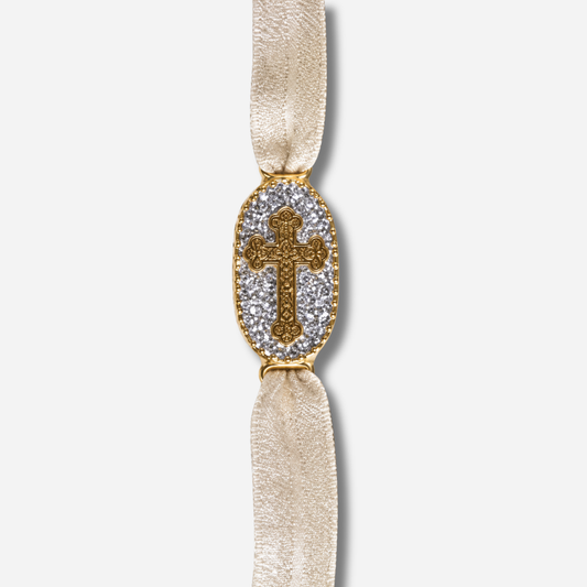 Bracelet Saleccia Croix Argent Amadrina sur ruban réglable avec croix dorée, pavage de paillettes argentées et perle de corail naturelle