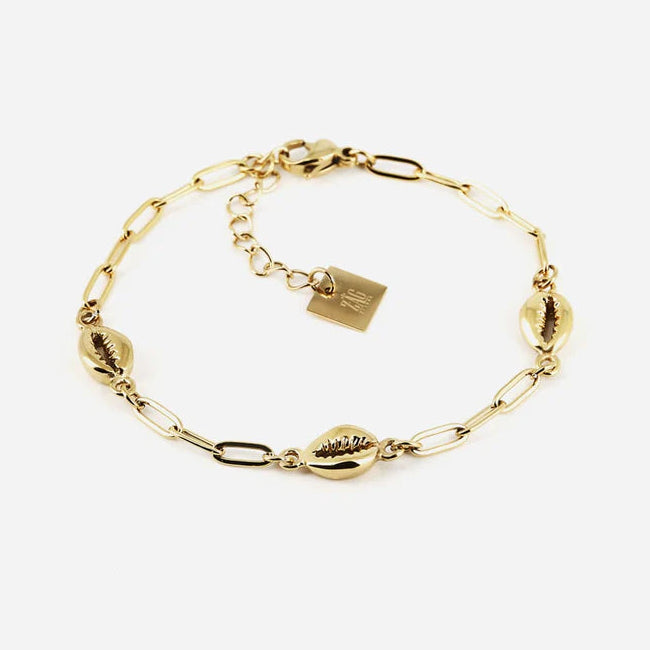 Bracelet Sanae ZAG en acier doré avec chaîne à maillons et coquillages cauris