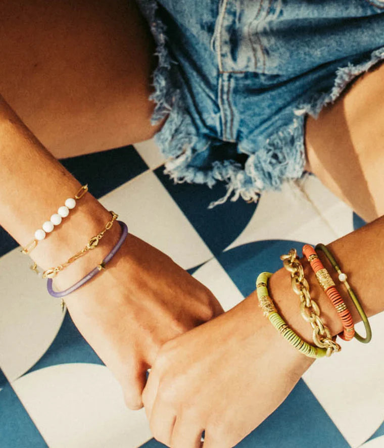 Bracelet Sanae ZAG en acier doré avec chaîne à maillons et coquillages cauris