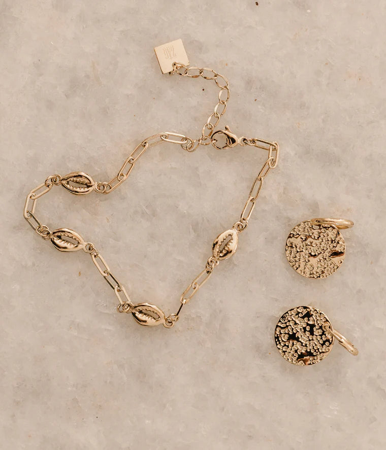 Bracelet Sanae ZAG en acier doré avec chaîne à maillons et coquillages cauris