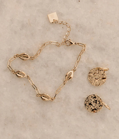 Bracelet Sanae ZAG en acier doré avec chaîne à maillons et coquillages cauris
