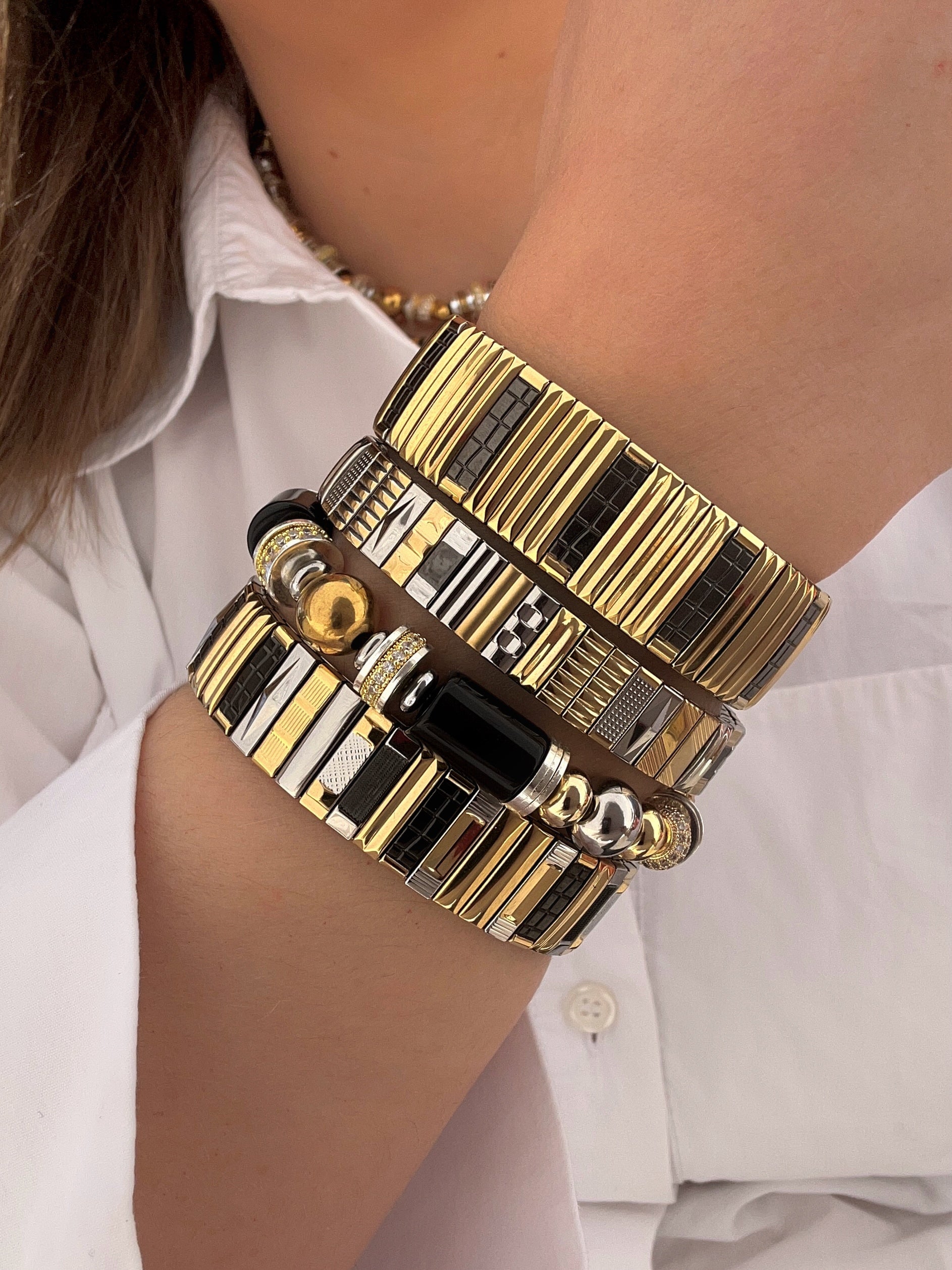 Bracelet Sigal Nefertiti Noir porté – style contemporain