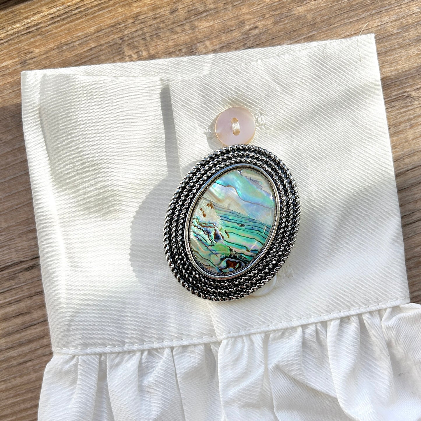 Détail broche aimantée nacre reflets irisés