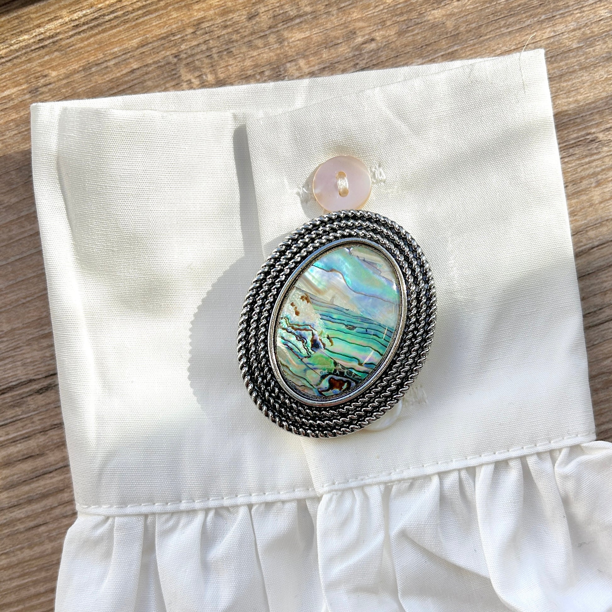 Détail broche aimantée nacre reflets irisés