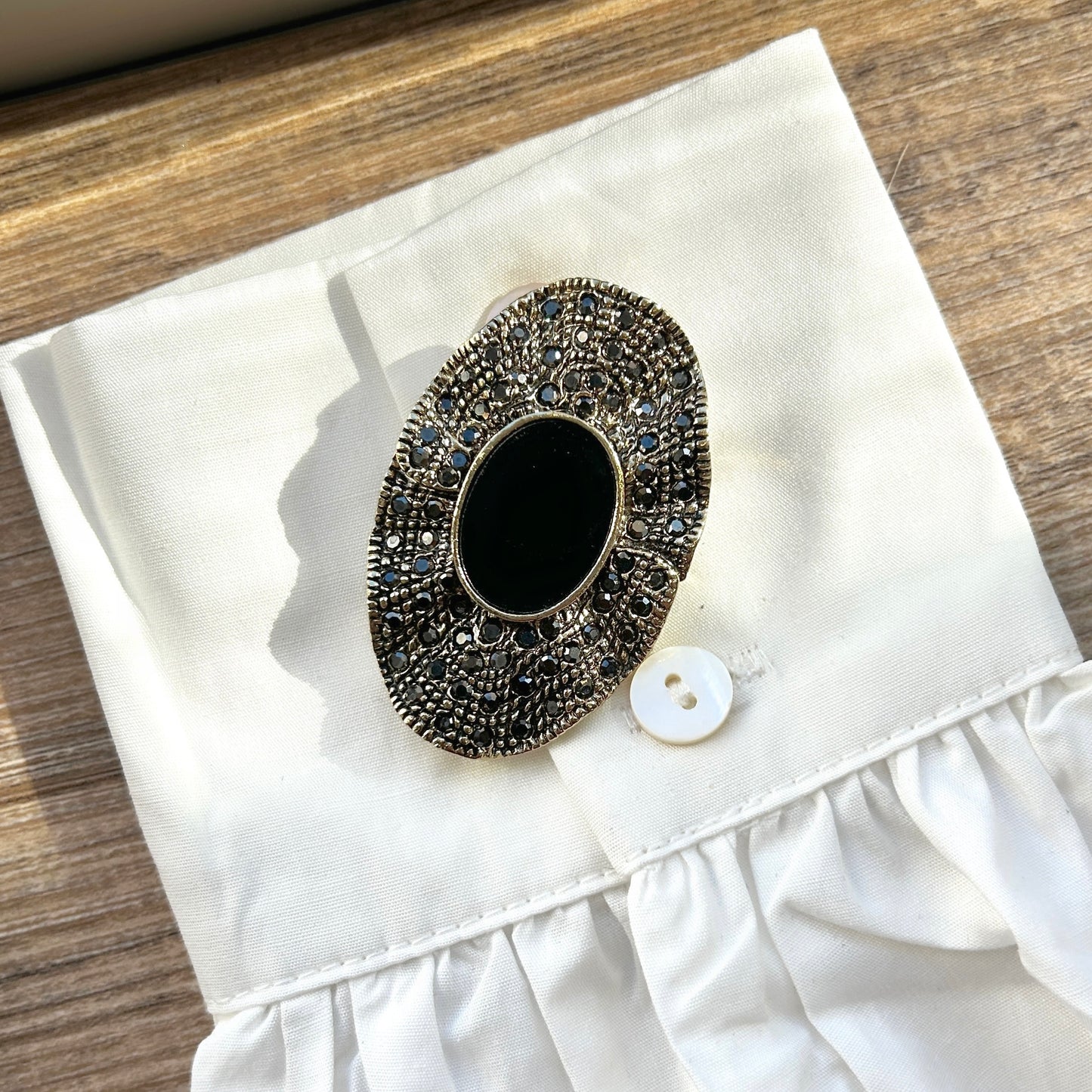 Détail broche aimantée ovale noir