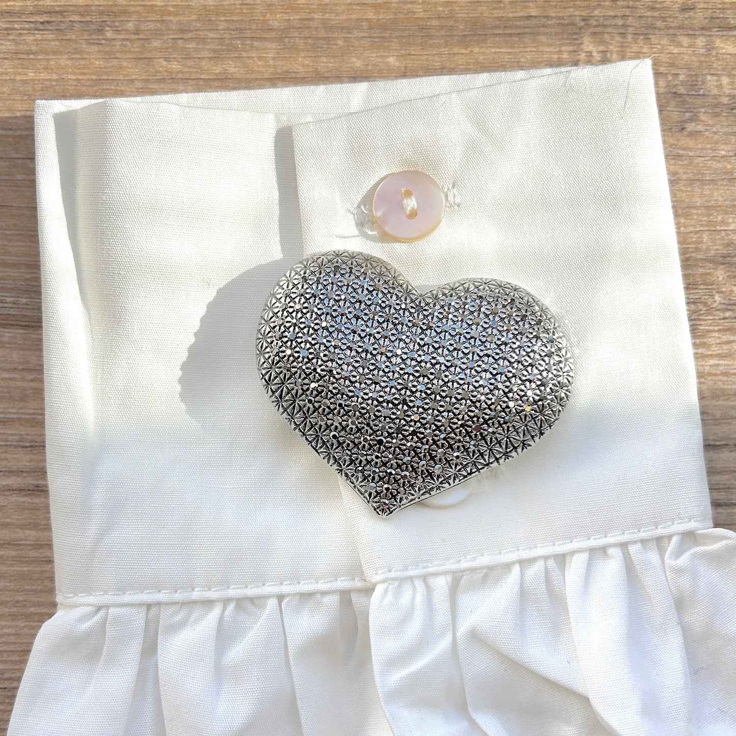 Détail broche cœur argent texturée