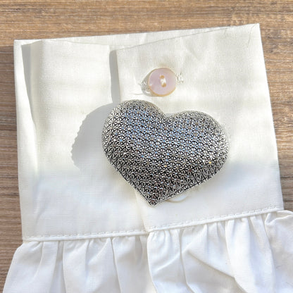 Détail broche cœur argent texturée